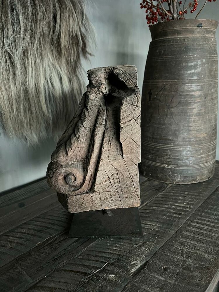 Ornament houtsnijwerk op standaard E