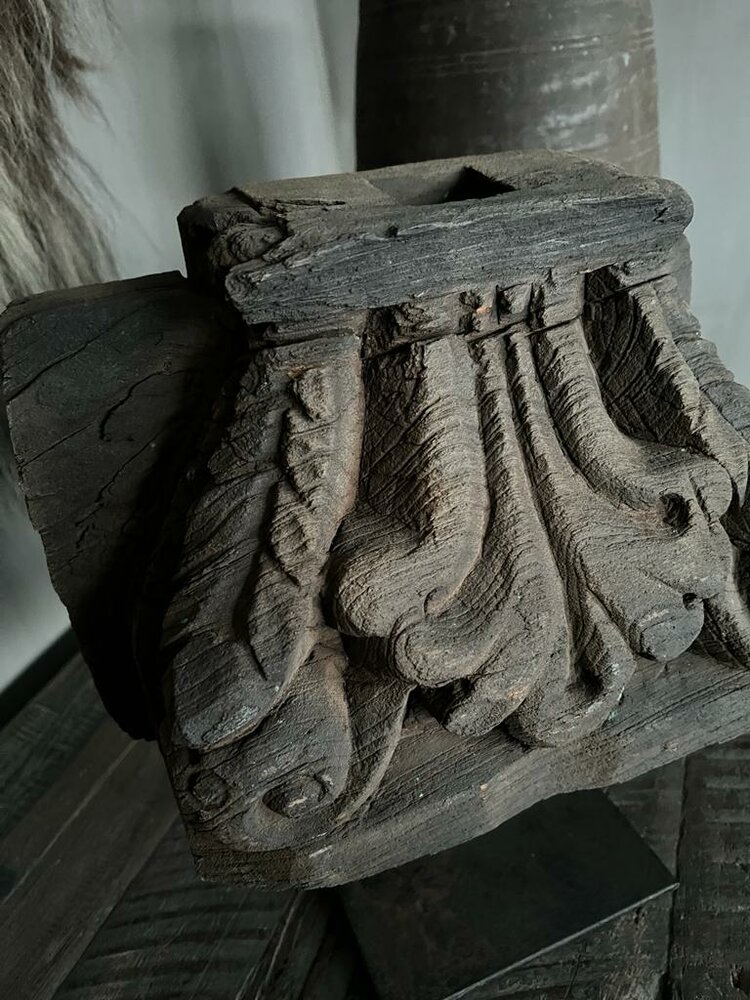 Ornament houtsnijwerk op standaard E