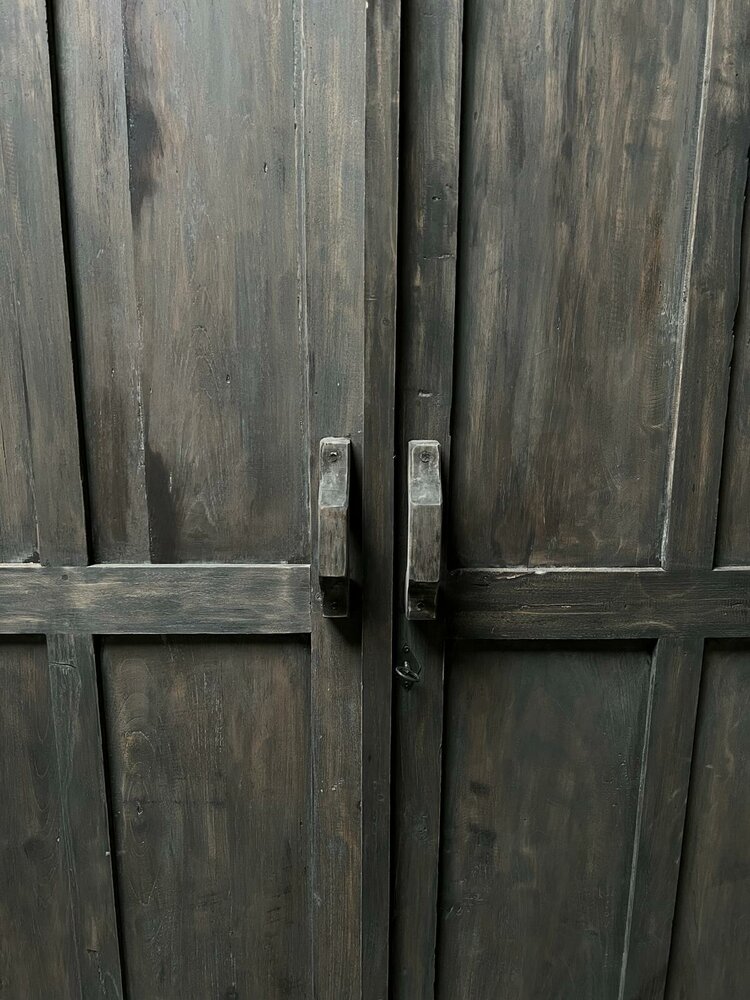 2 deurs kast met 2 laden vintage| grote vintage kast| landelijke stoere 2 deurskast