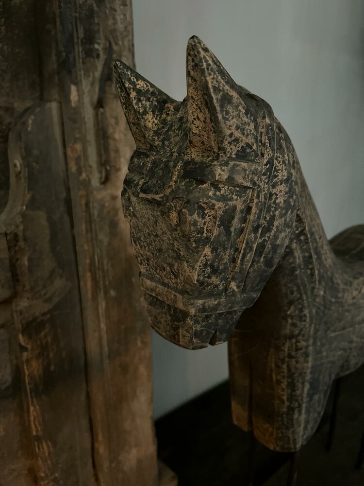 Houten paard op standaard Luksa