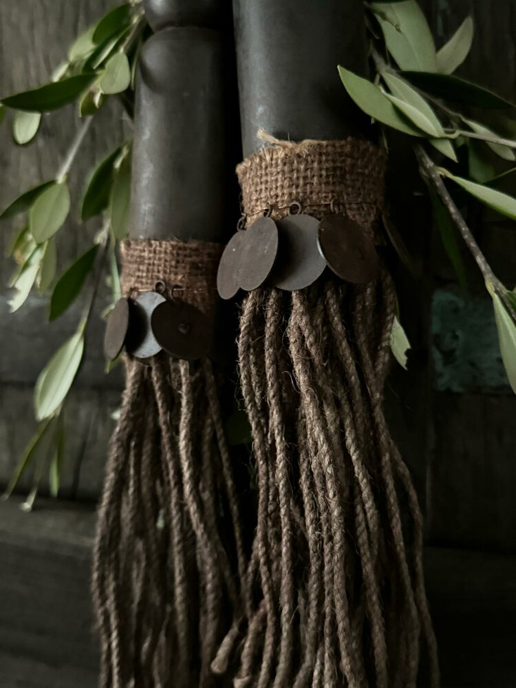 Houten klos met touw| ornament aan touw A Aura Peeperkorn 