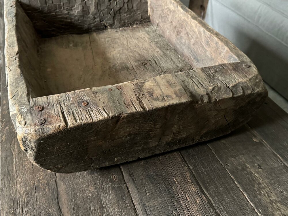 Oude houten bak met handvat| oude houten schaal met handvat