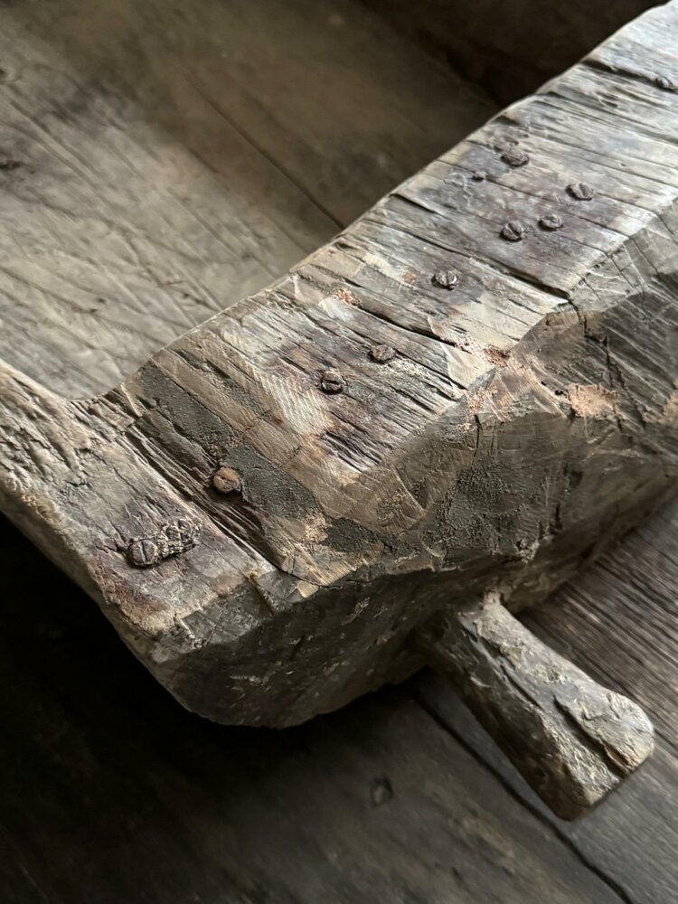 Oude houten bak met handvat| oude houten schaal met handvat