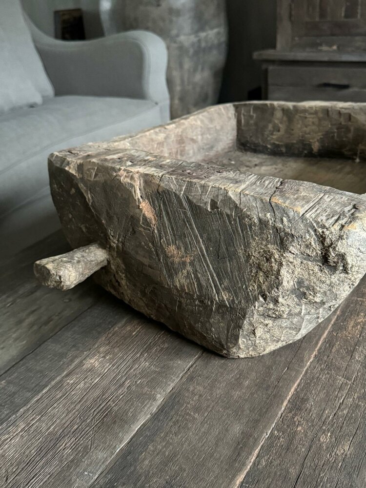 Oude houten bak met handvat| oude houten schaal met handvat