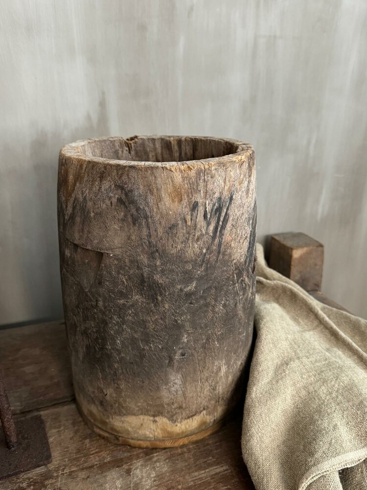 Unieke oude houten pot A Luksa