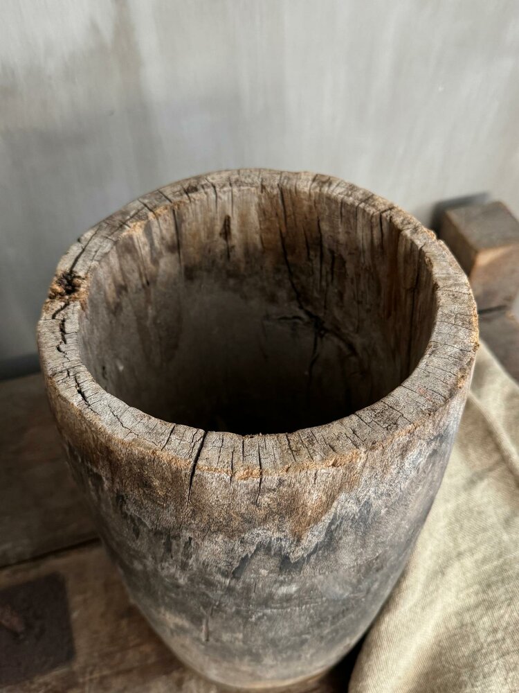 Unieke oude houten pot A Luksa