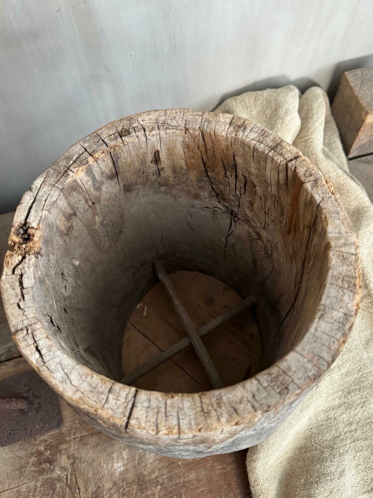 Unieke oude houten pot A Luksa