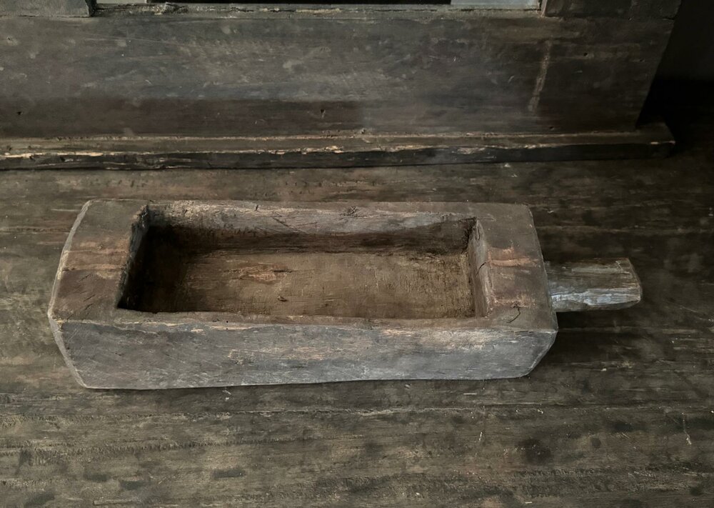 Oude houten vijzel met handvat | Oud houten bakje met handvat  A
