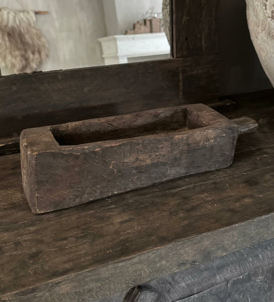 Oude houten vijzel met handvat | Oud houten bakje met handvat  A