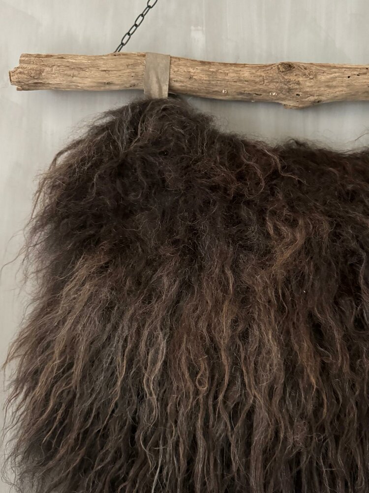 Schapenvacht aan stok|  Vacht wandhanger aan stok bruin XL