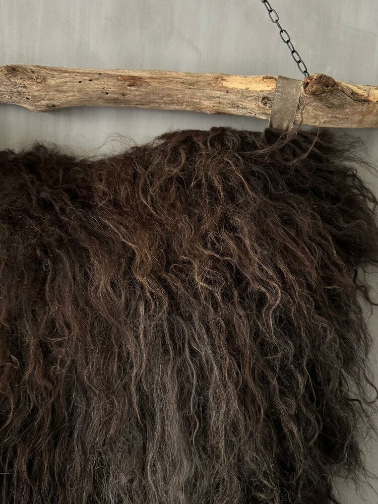 Schapenvacht aan stok|  Vacht wandhanger aan stok bruin XL