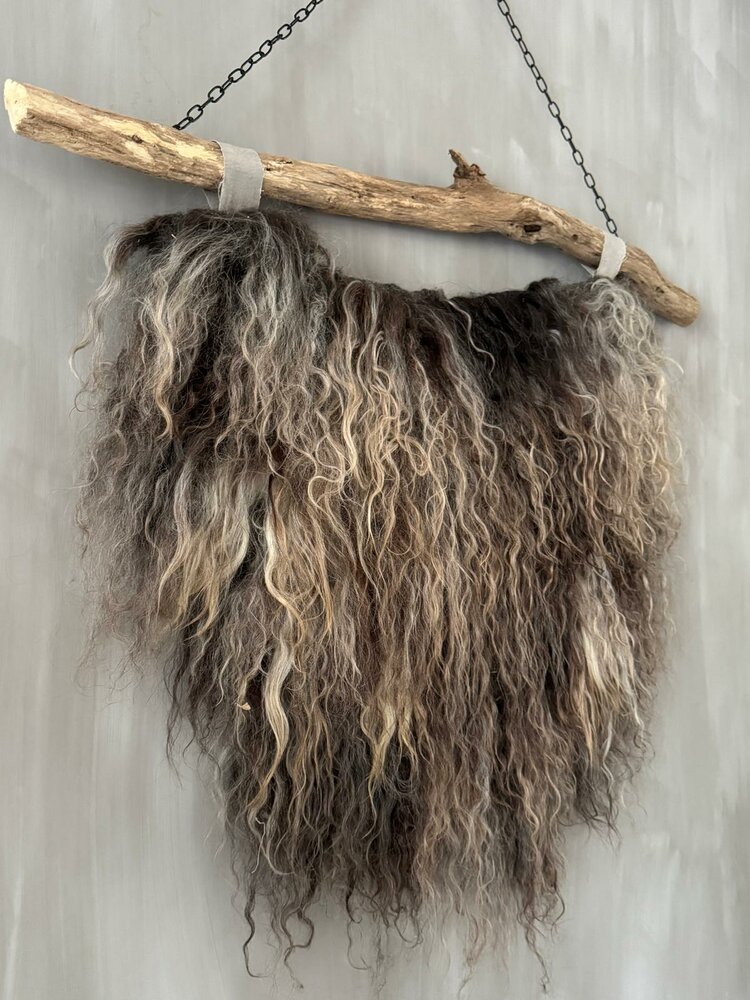 Schapenvacht aan stok|  Vacht wandhanger aan stok gem&ecirc;leerd