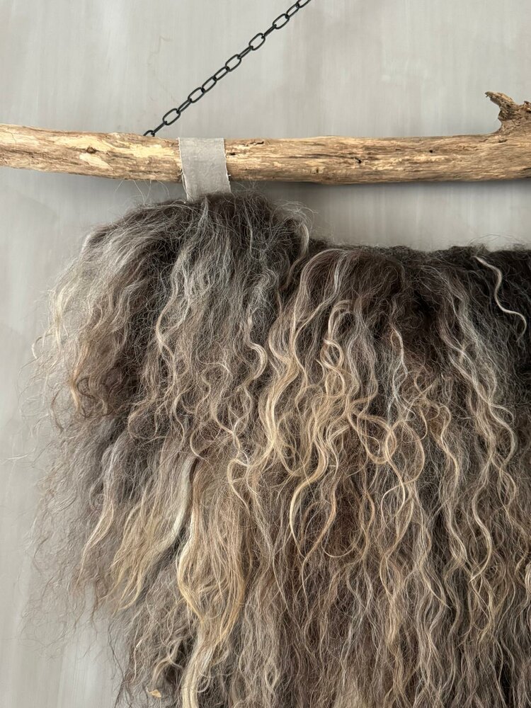 Schapenvacht aan stok|  Vacht wandhanger aan stok gem&ecirc;leerd