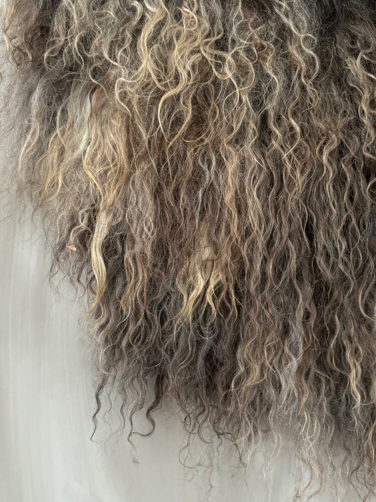 Schapenvacht aan stok|  Vacht wandhanger aan stok gem&ecirc;leerd