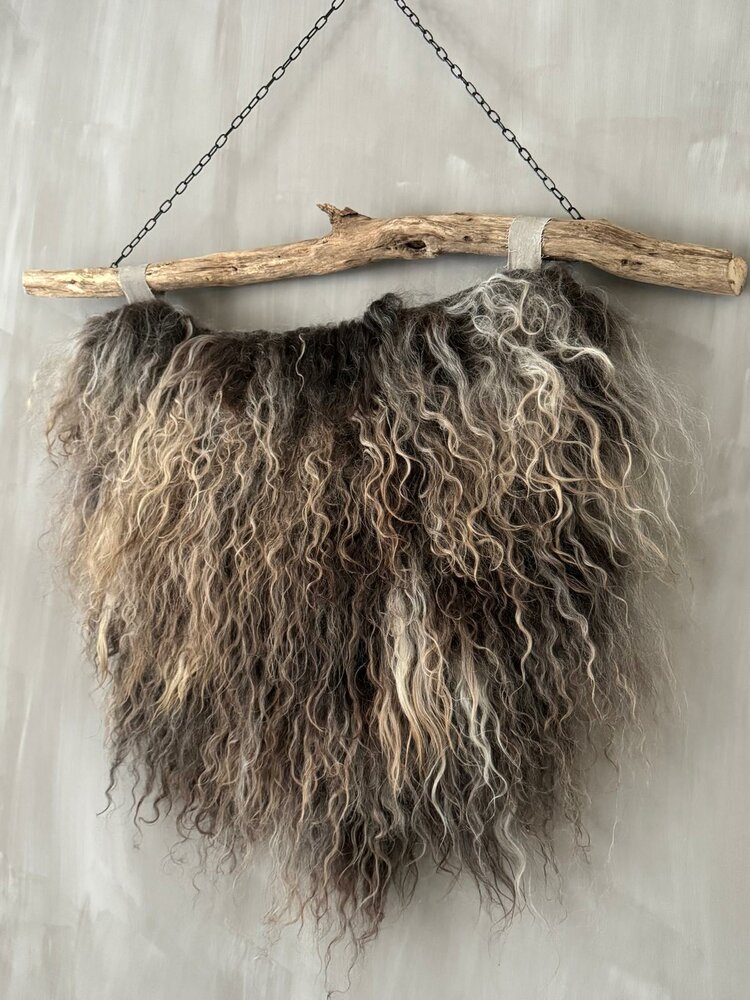 Schapenvacht aan stok|  Vacht wandhanger aan stok gem&ecirc;leerd