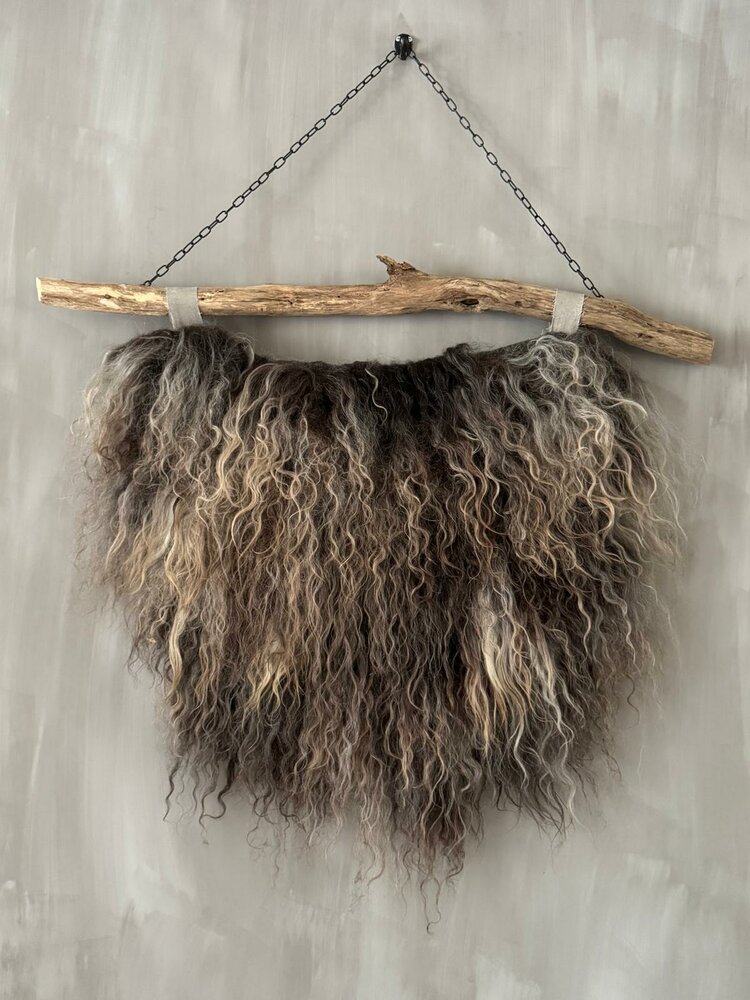 Schapenvacht aan stok|  Vacht wandhanger aan stok gem&ecirc;leerd