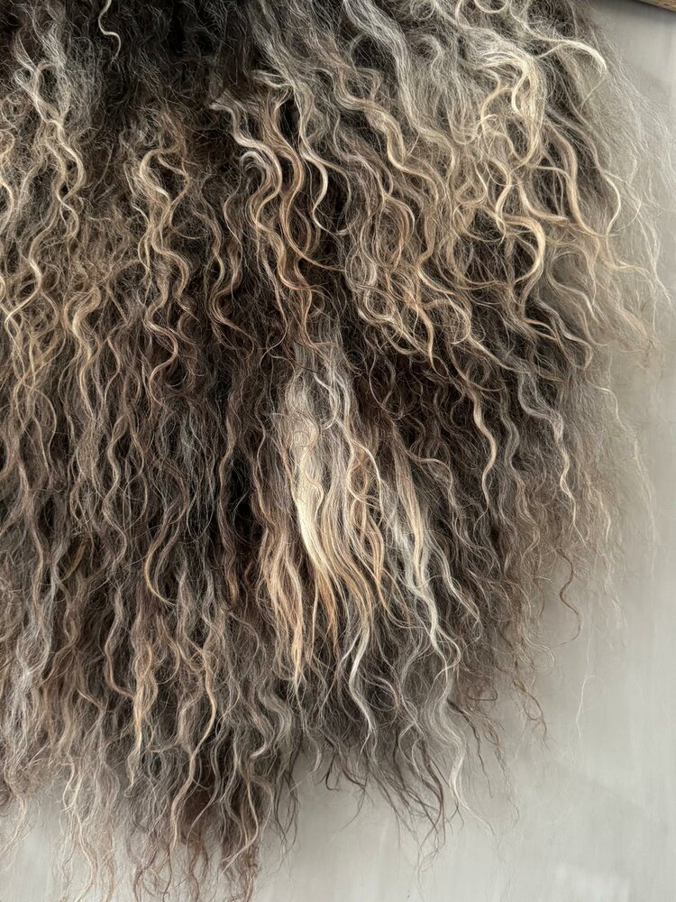 Schapenvacht aan stok|  Vacht wandhanger aan stok gem&ecirc;leerd