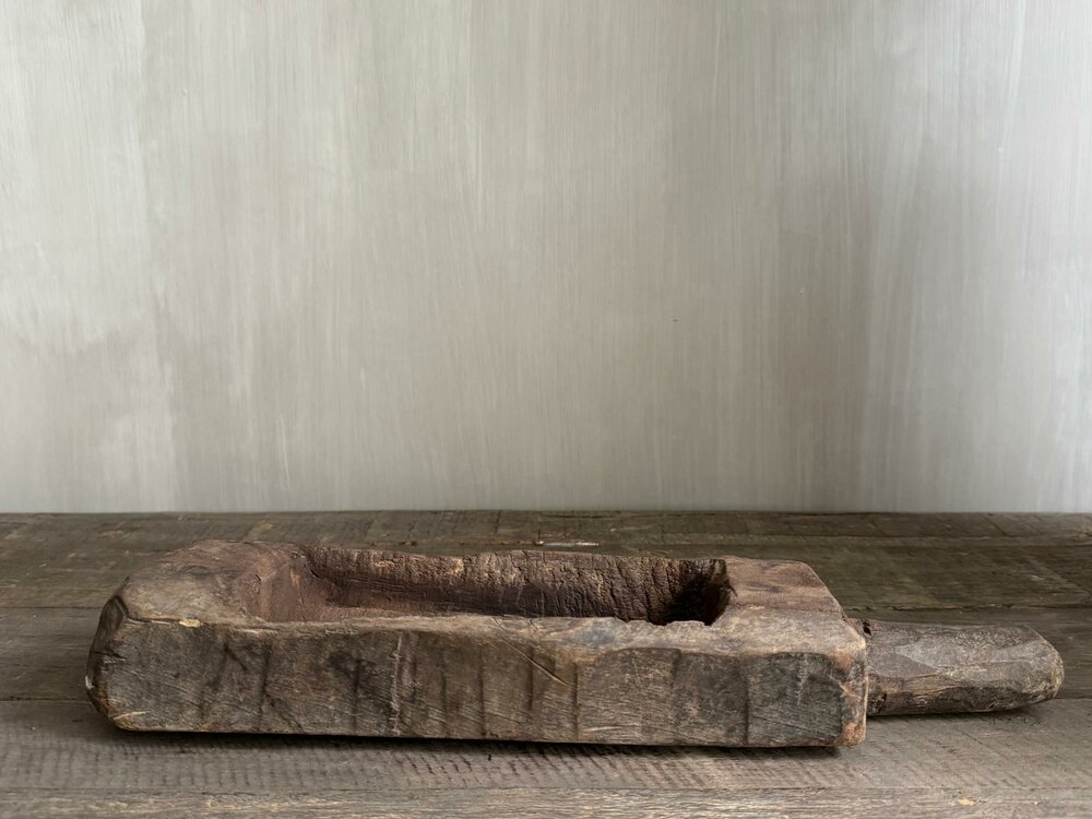 Oude houten vijzel met handvat | Oud houten bakje met handvat  B