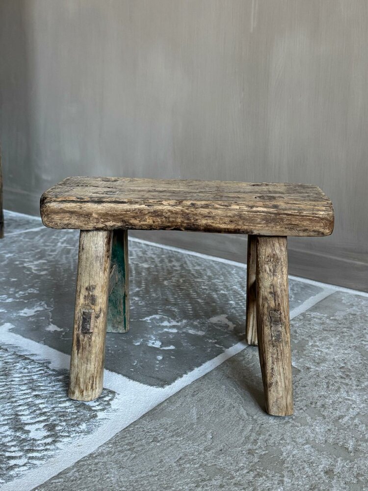 Oud klein krukje | oud vensterbank krukje B