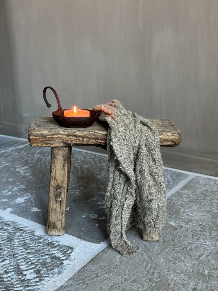 Oud klein krukje | oud vensterbank krukje B