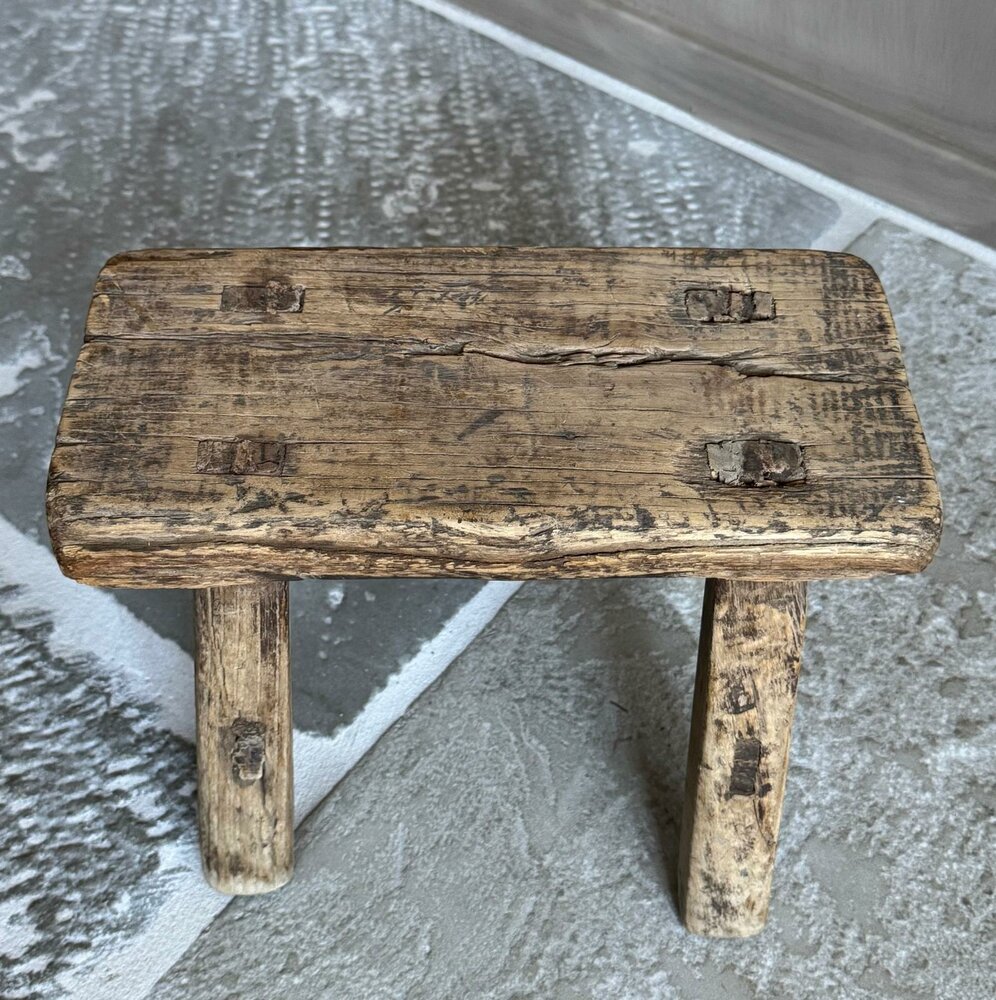 Oud klein krukje | oud vensterbank krukje B