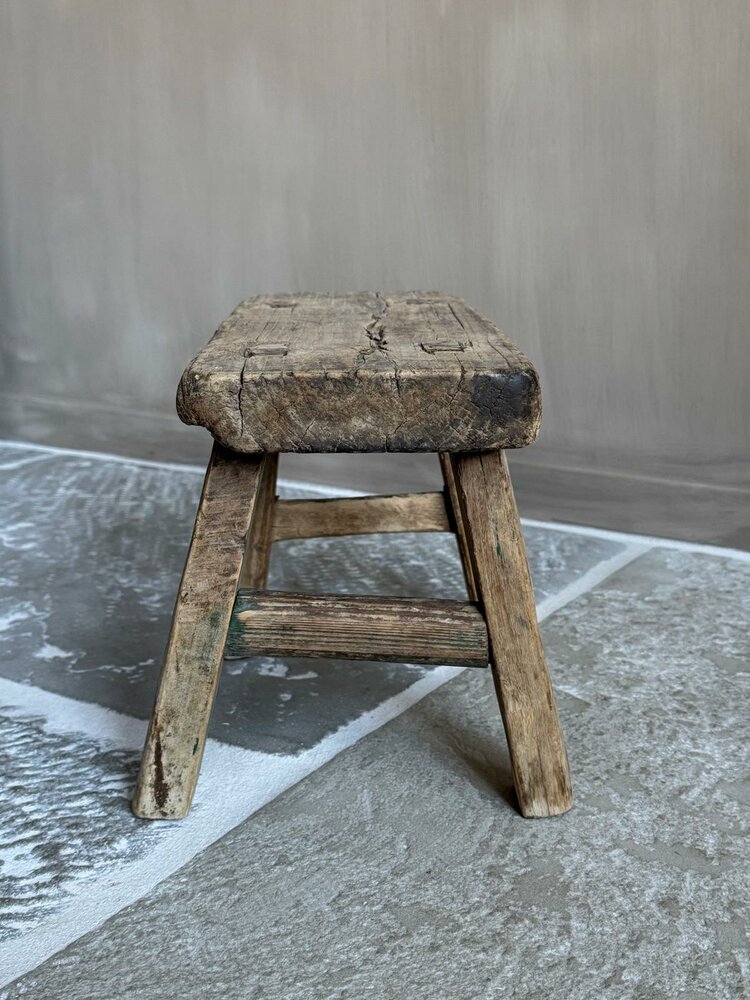 Oud klein krukje | oud vensterbank krukje B