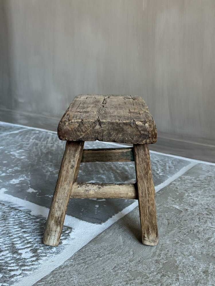 Oud klein krukje | oud vensterbank krukje B