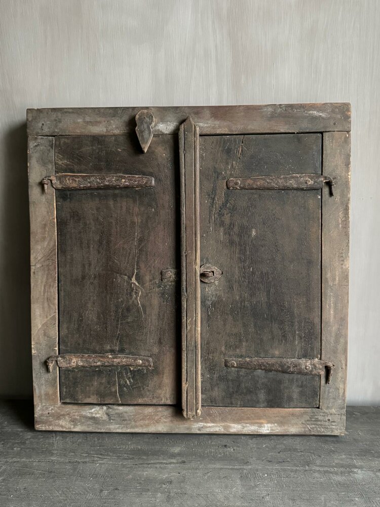 Oud luik met spiegel