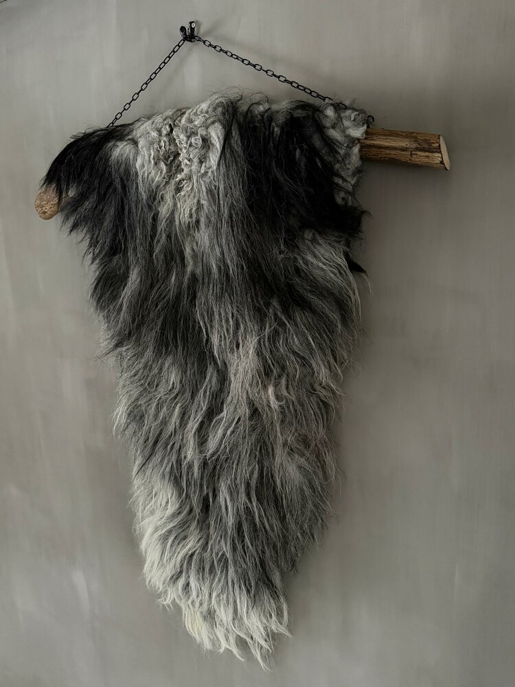 Schapenvacht aan stok|  Vacht wandhanger aan stok grijs-zwarr