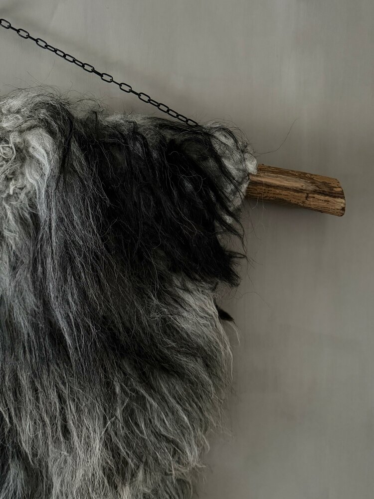 Schapenvacht aan stok|  Vacht wandhanger aan stok grijs-zwarr
