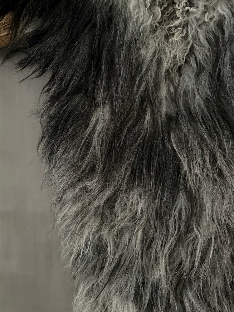 Schapenvacht aan stok|  Vacht wandhanger aan stok grijs-zwarr