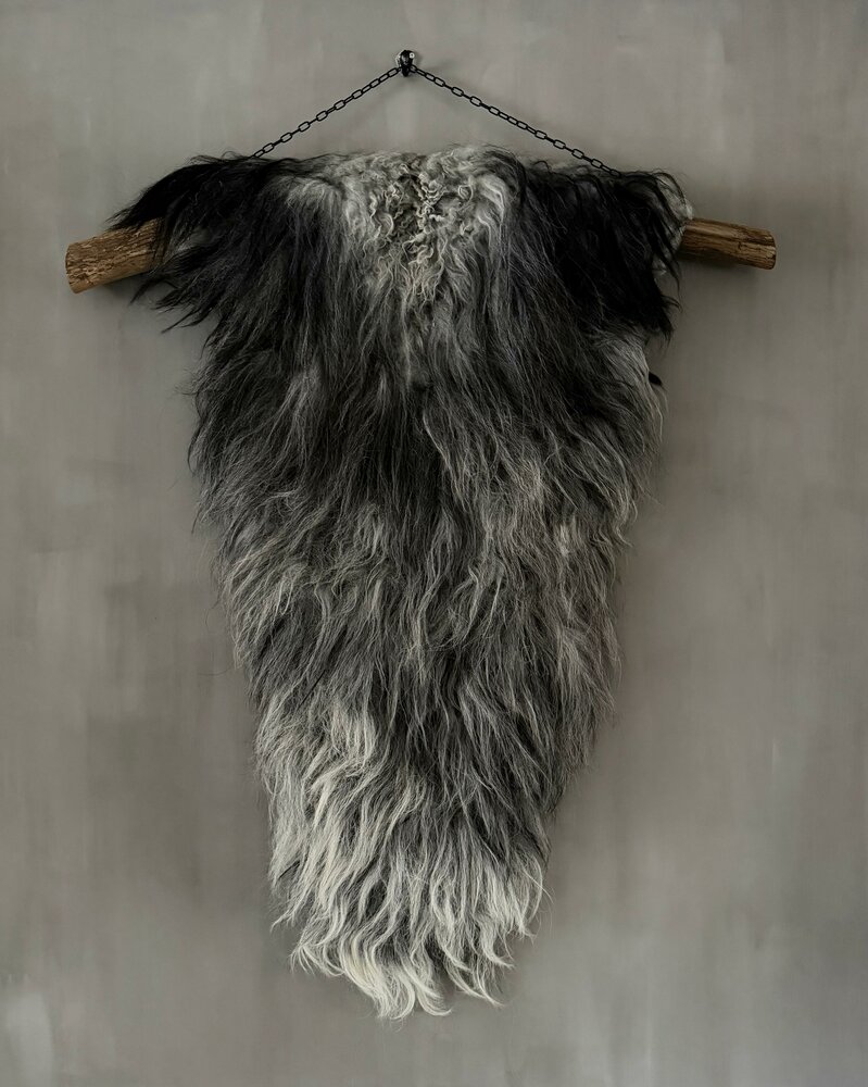 Schapenvacht aan stok|  Vacht wandhanger aan stok grijs-zwarr