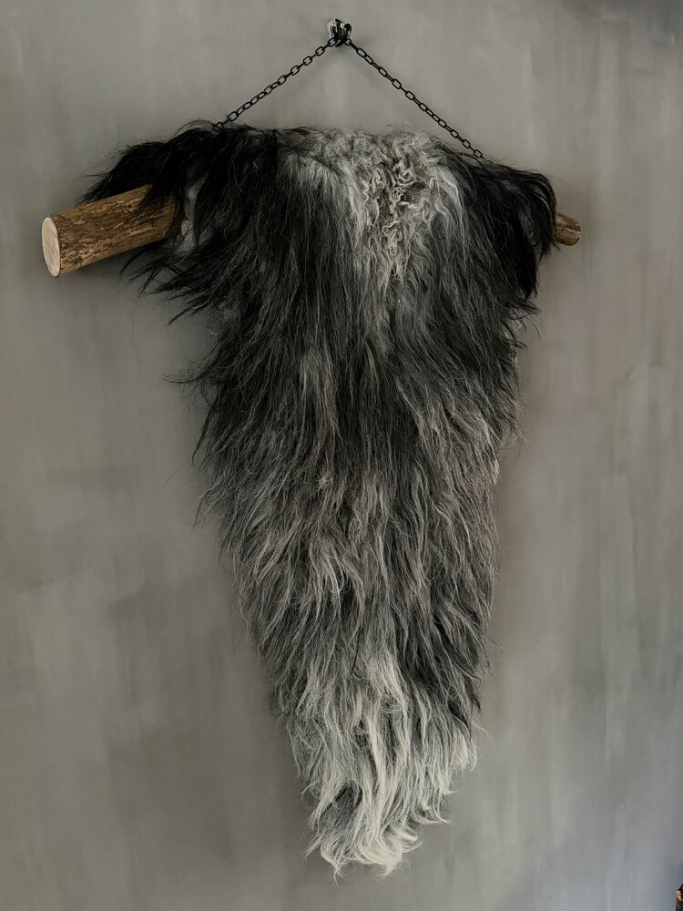 Schapenvacht aan stok|  Vacht wandhanger aan stok grijs-zwarr