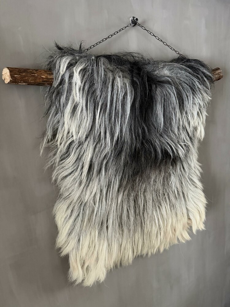 Schapenvacht aan stok|  Vacht wandhanger aan stok XL zwart-grijs-wit