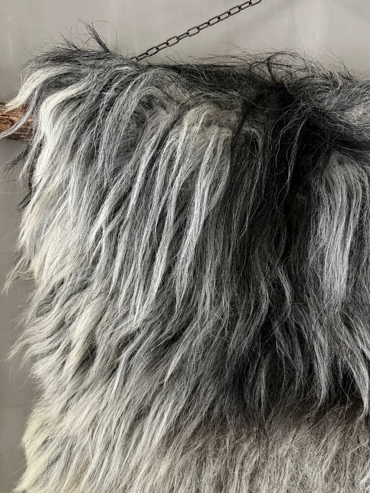 Schapenvacht aan stok|  Vacht wandhanger aan stok XL zwart-grijs-wit