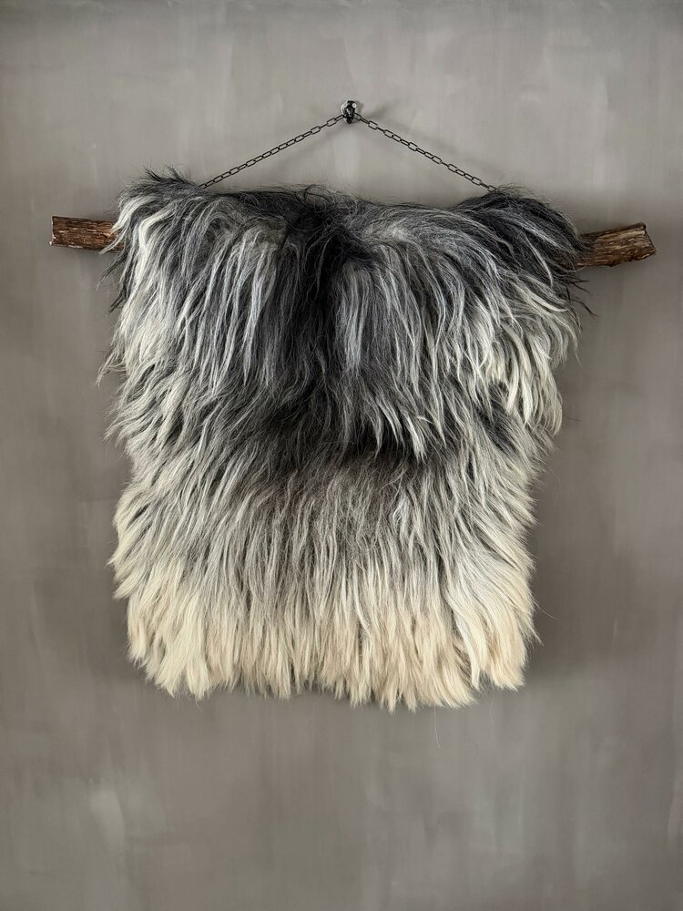 Schapenvacht aan stok|  Vacht wandhanger aan stok XL zwart-grijs-wit
