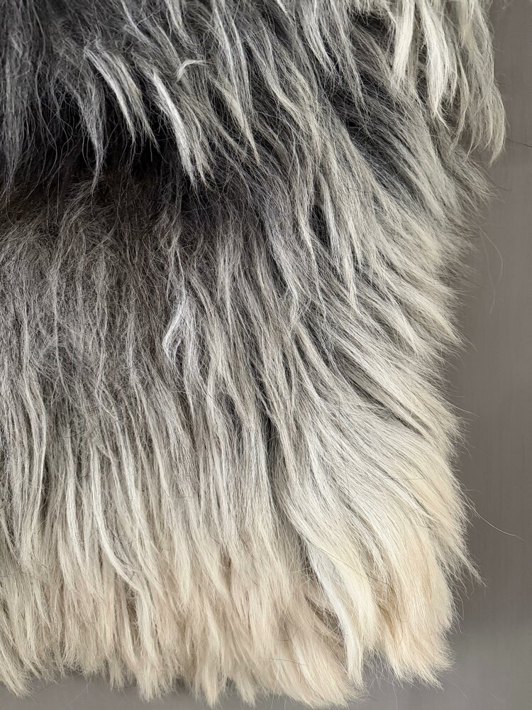 Schapenvacht aan stok|  Vacht wandhanger aan stok XL zwart-grijs-wit