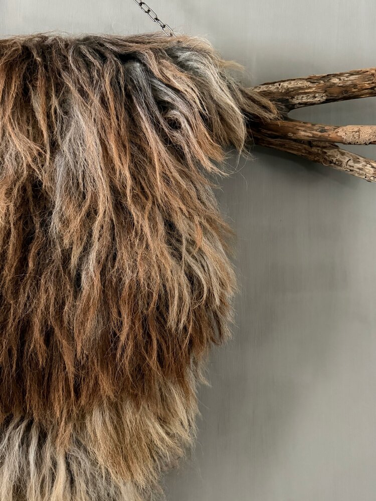 Schapenvacht aan stok|  Vacht wandhanger aan stok roest-bruin