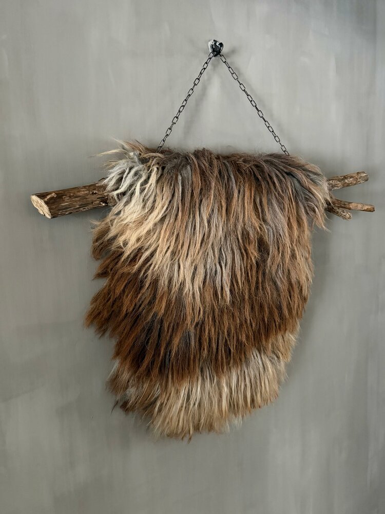 Schapenvacht aan stok|  Vacht wandhanger aan stok roest-bruin