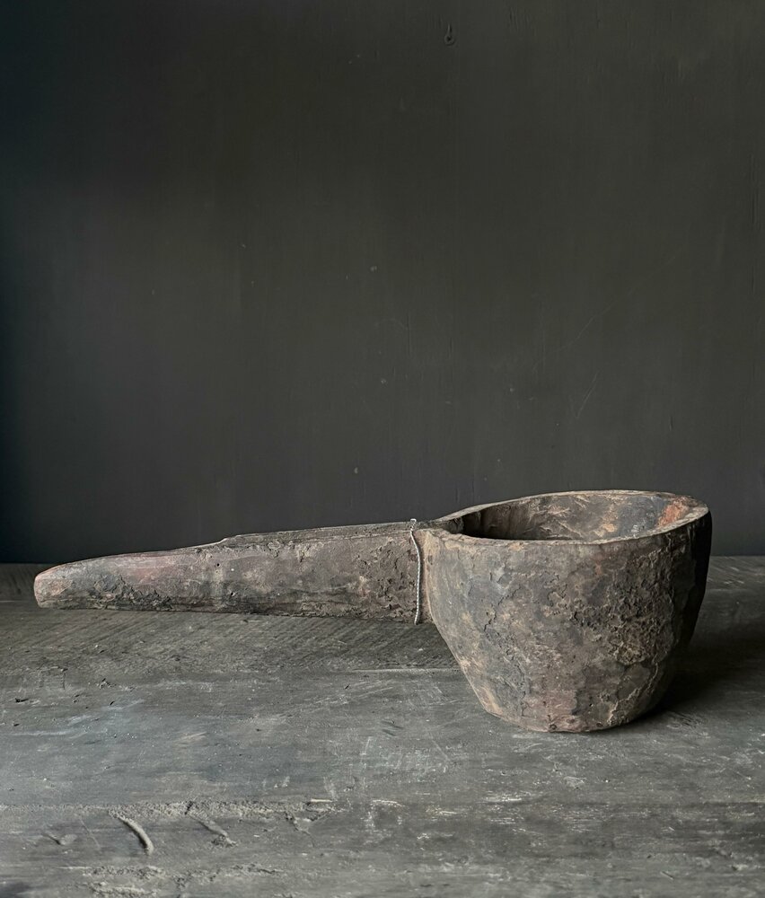 Oude houten vijzel met lang handvat Hoffz