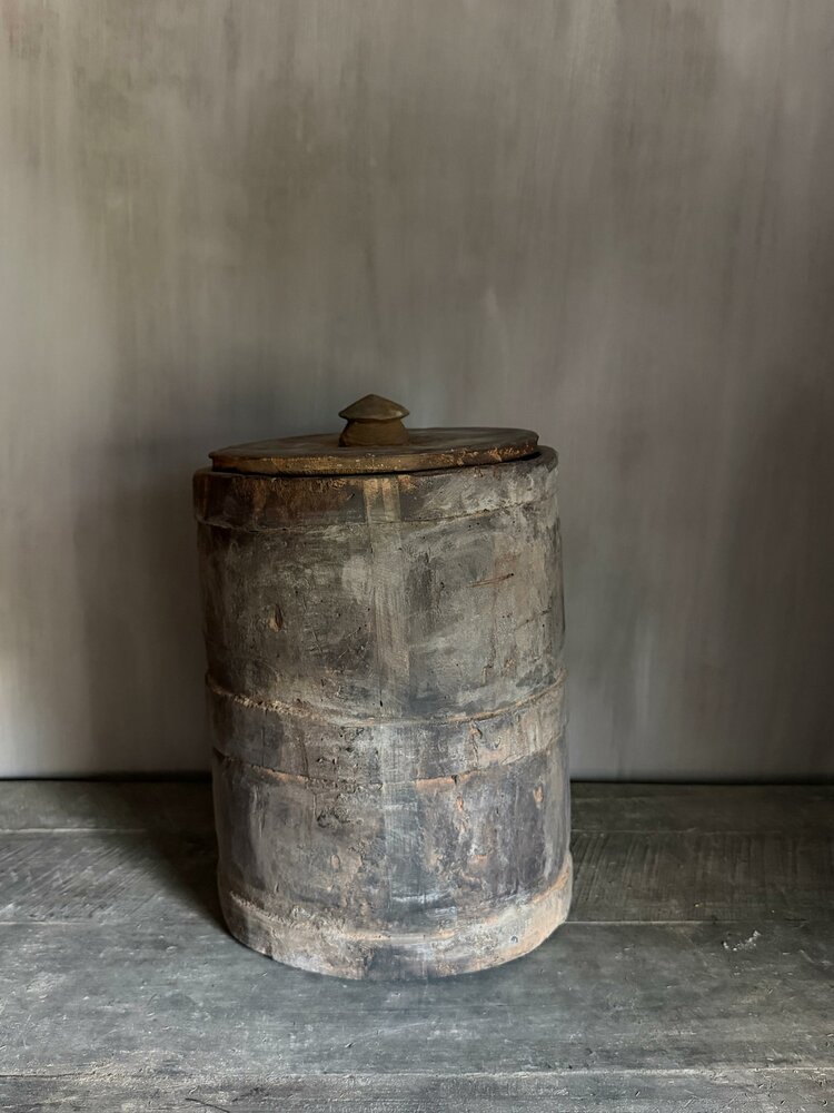 Oude houten pot met deksel A