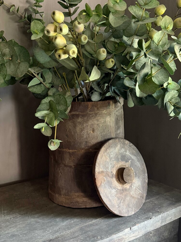Oude houten pot met deksel A