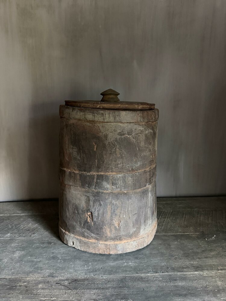 Oude houten pot met deksel A