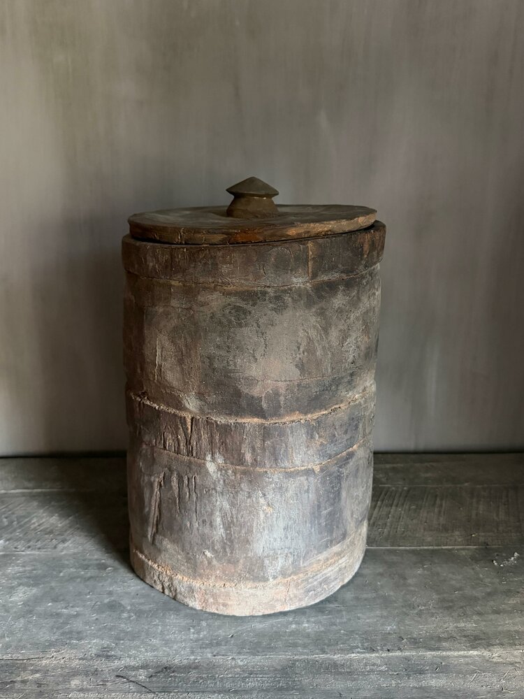 Oude houten pot met deksel A