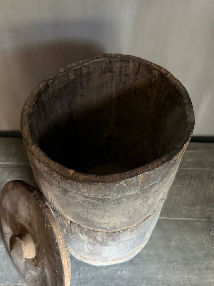 Oude houten pot met deksel A