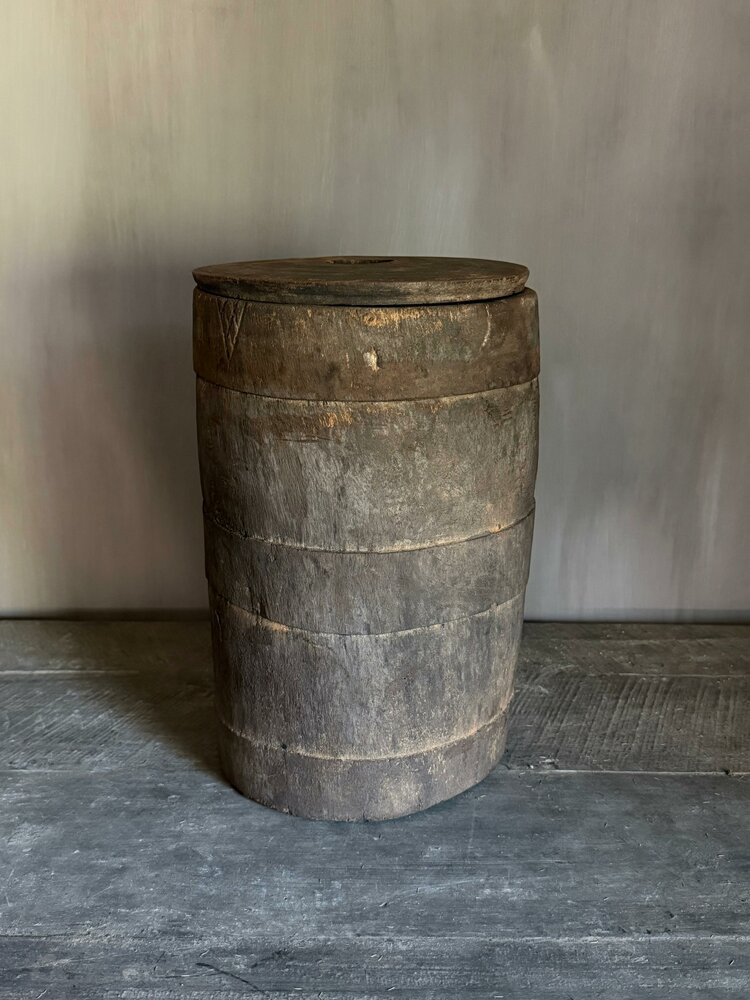 Oude houten pot met deksel B