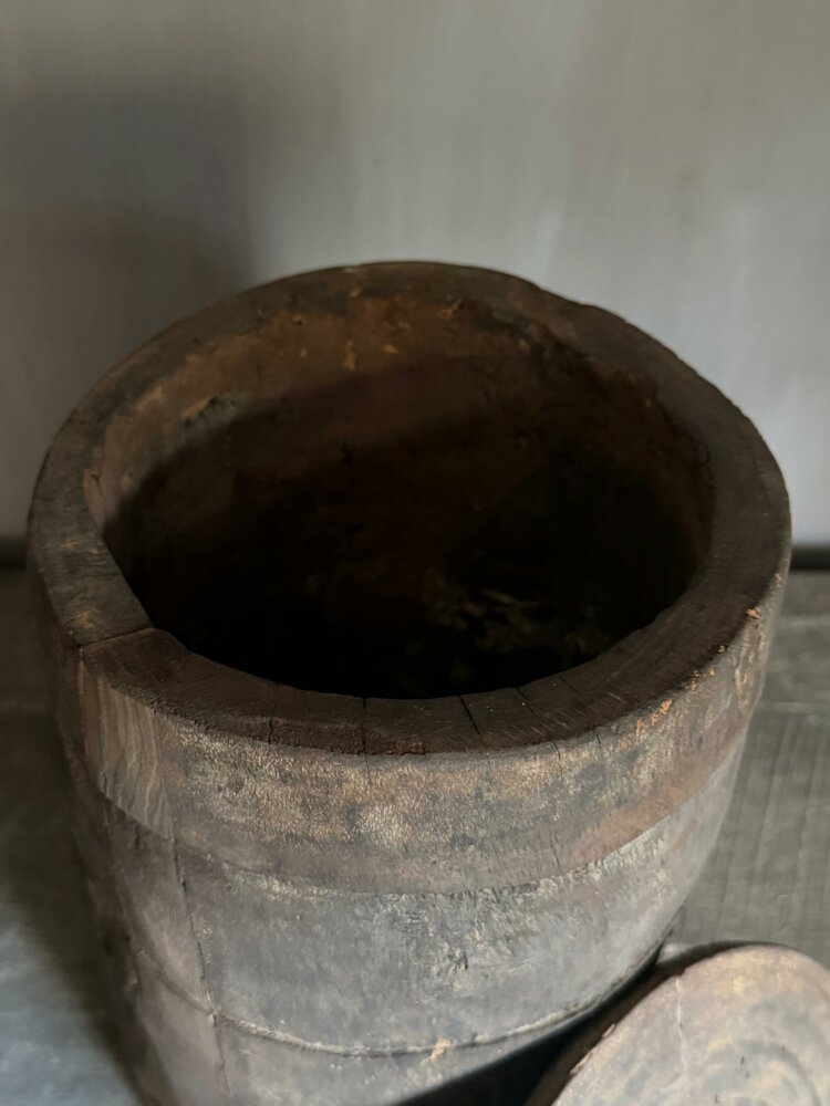 Oude houten pot met deksel B