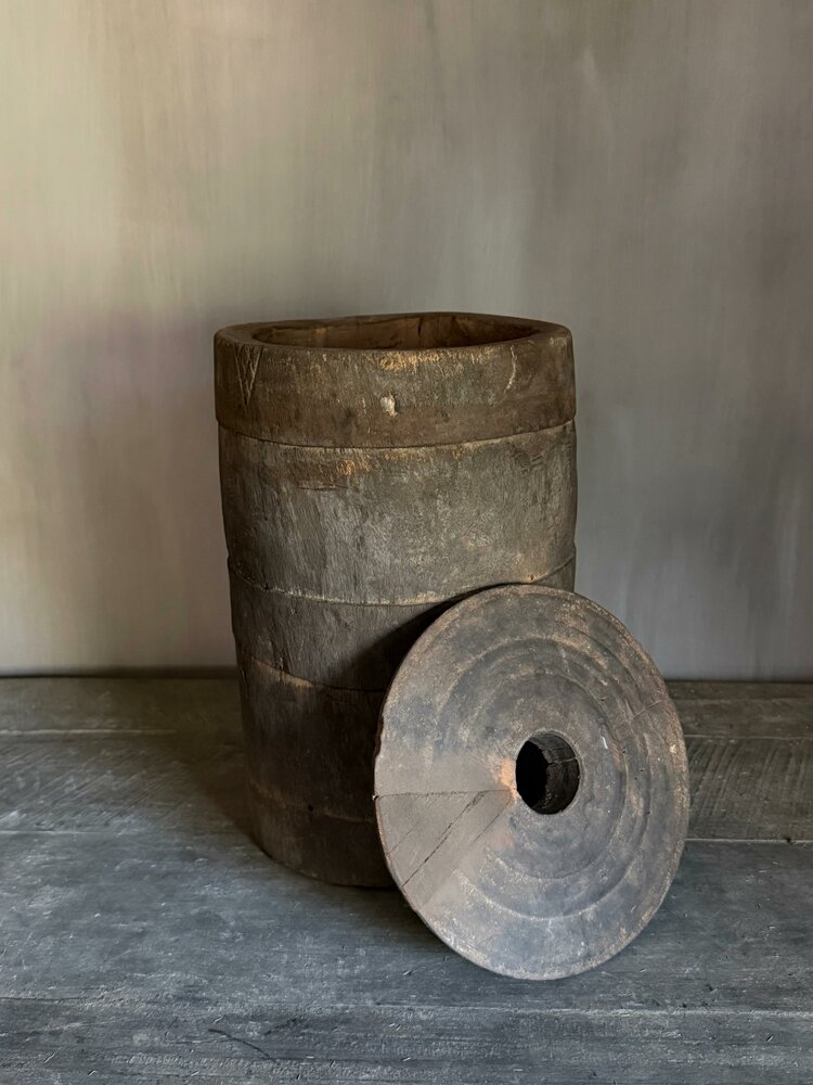 Oude houten pot met deksel B