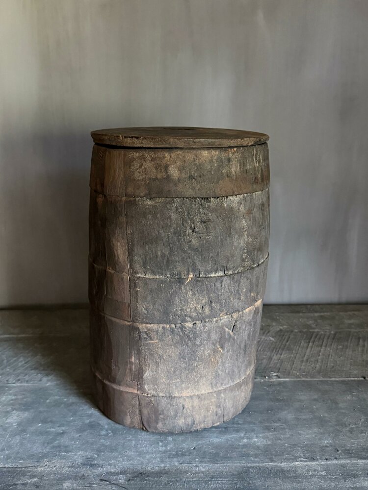 Oude houten pot met deksel B