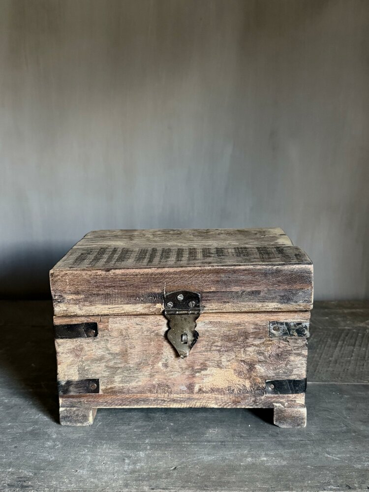 Houten kistje oud hout | Houten kistje truckwood  A small